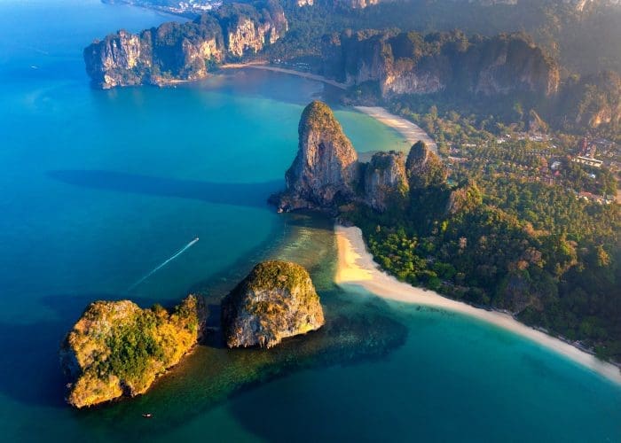 Vista aérea de la playa de Railay en Krabi, Tailandia.