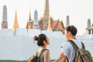 Pareja de viajeros asiaticos viajando y caminando en Bangkok, Tailandia