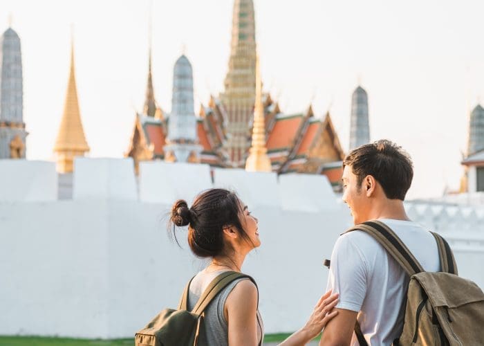 Pareja de viajeros asiaticos viajando y caminando en Bangkok, Tailandia
