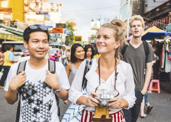 Thailand, Bangkok, Khao San Road, amigos explorando la ciudad.